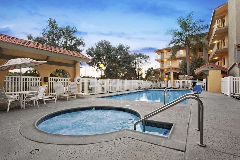 Days Inn by Wyndham Buena Park - photo 23