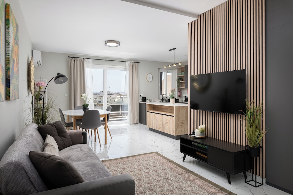 Modern 2BR Cosy Apartment with Large Terrace Close to Manoel Island & Tigne Shopping Mall — 4-Star Luxury Hotel in Sliema, Malta