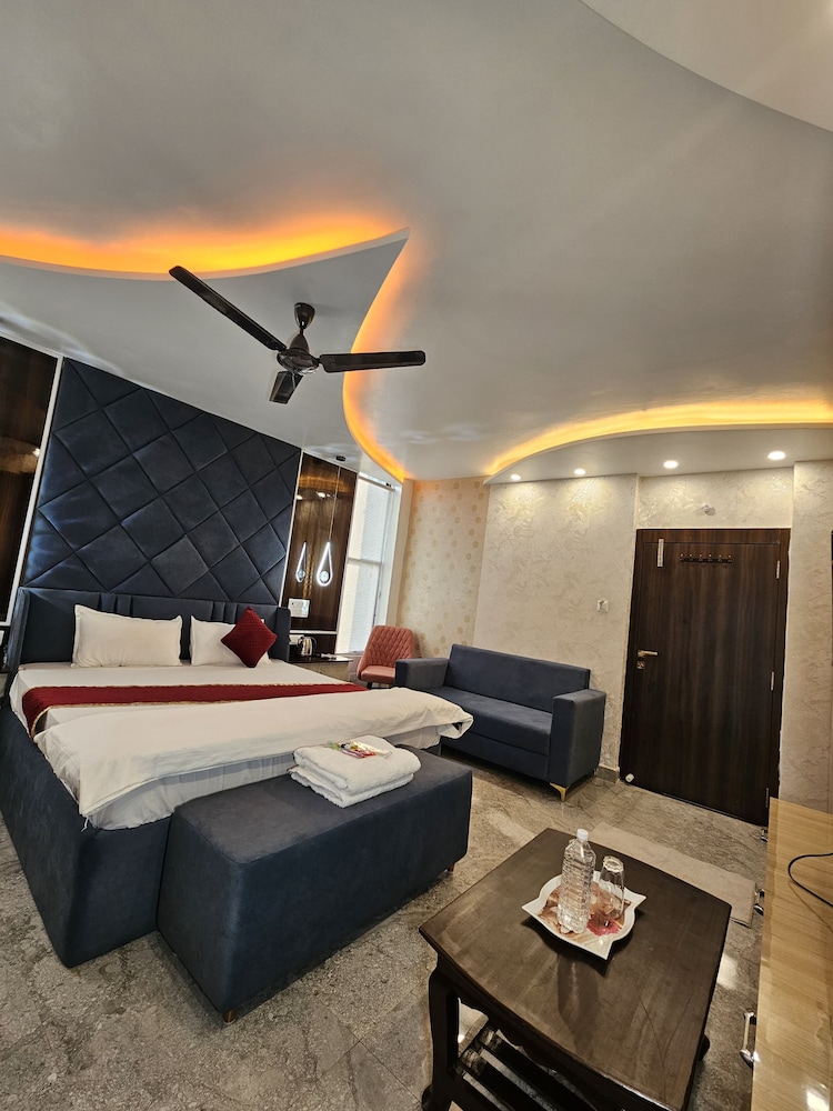 Hotel Anu in Phulpur, India