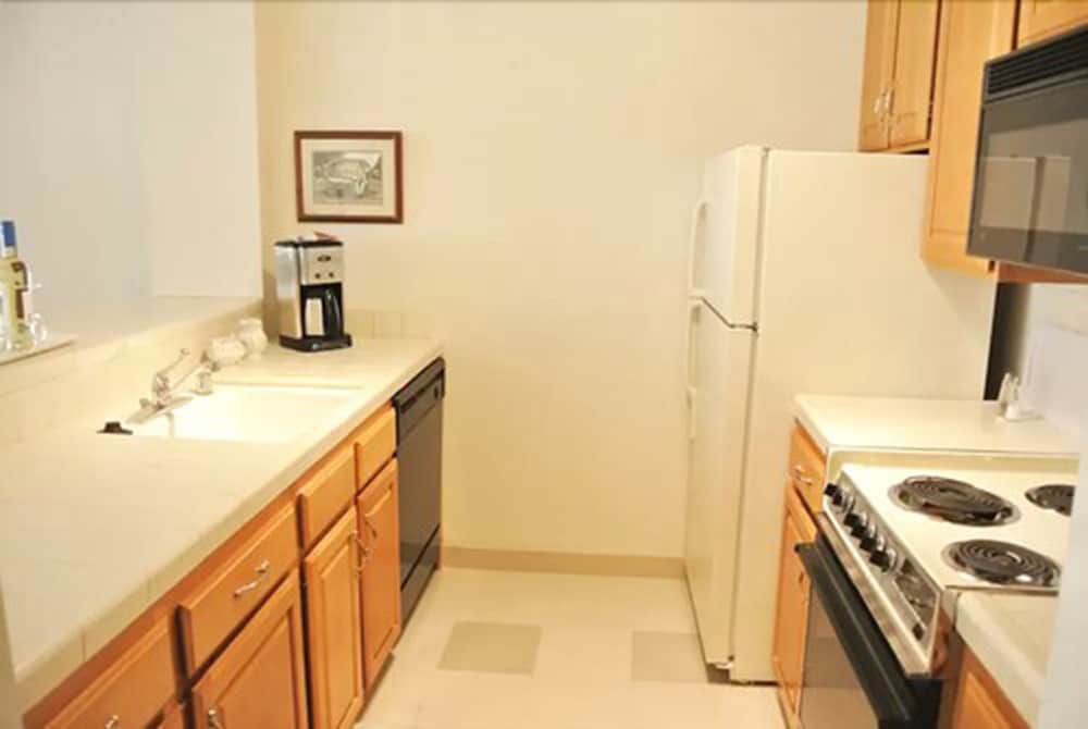 Cow Hollow Inn & Suites - photo 21