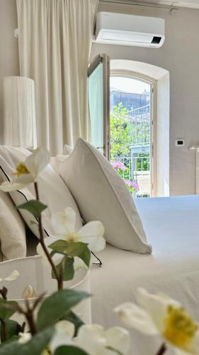 Borgo dei Sogni Deluxe Apartment Lago di Garda — 4-Star Luxury Hotel in San Felice Del Benaco, Italy