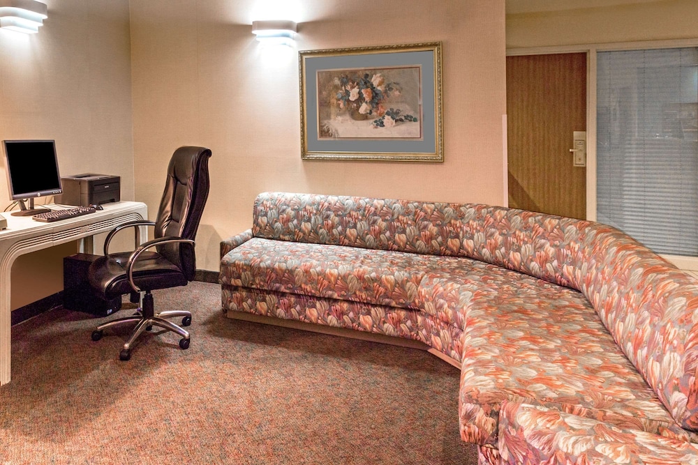 Super 8 by Wyndham Watertown WI - photo 3