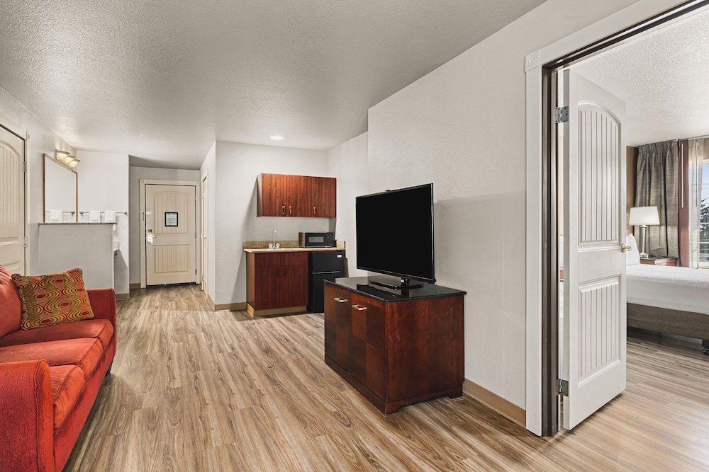 The Ashley Inn & Suites - photo 28