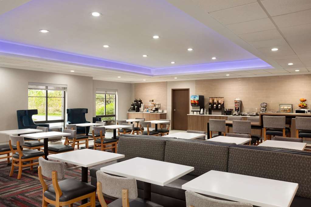 La Quinta Inn & Suites by Wyndham Lackawanna - photo 20
