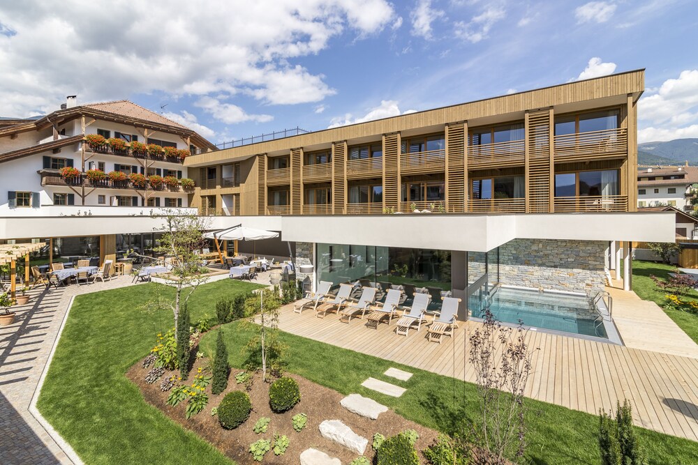 Hotel Langgenhof — 4-Star Luxury Hotel in Brunico, Italy