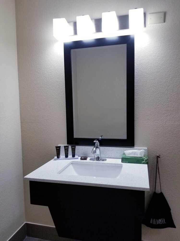 Wingate by Wyndham Bloomington - photo 11