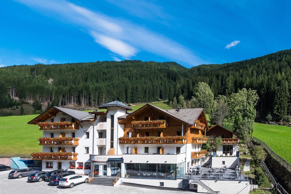 Hotel Restaurant Feldrand — Sarentino