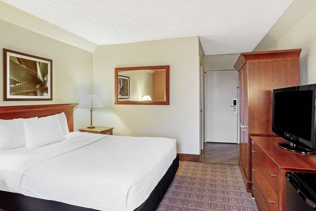 La Quinta Inn & Suites by Wyndham Stamford New York City - photo 39