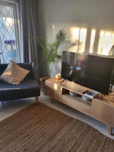 Charming 2 Bedroom Cottage in Noordhoek surrounds