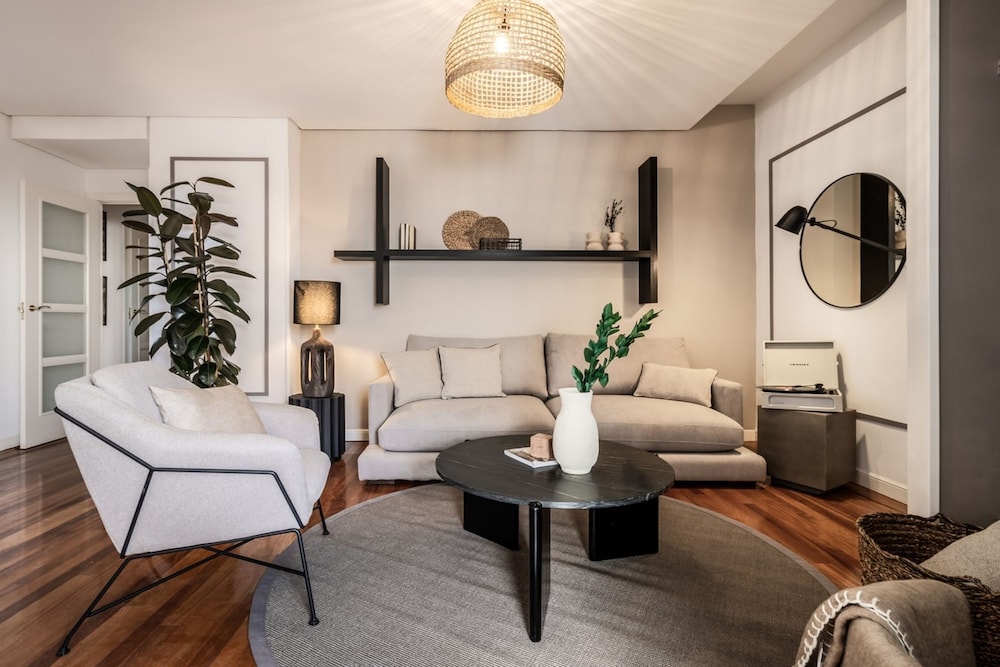 Lineal 2 Bedrooms and Balcony in Goya Retiro Madrid