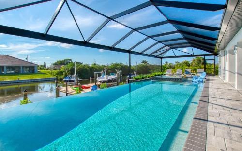 Villa Ciao Bella 4 Beds 4 Baths 8 Guests Gulf Access & Pool Spa Incl. 10 Off Boat Rental — 4-Star Luxury Hotel in Cape Coral, United States