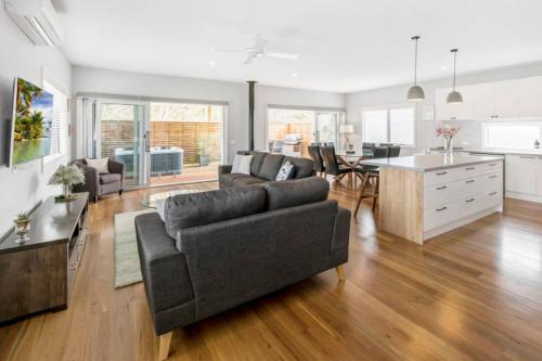 Hale Kupa Rye Beach House Spa Table Tennis — 4-Star Luxury Hotel in Rye, Australia