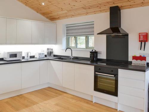 2 Merlin Lodge — 4-Star Luxury Hotel in Saint Columb Major, United Kingdom