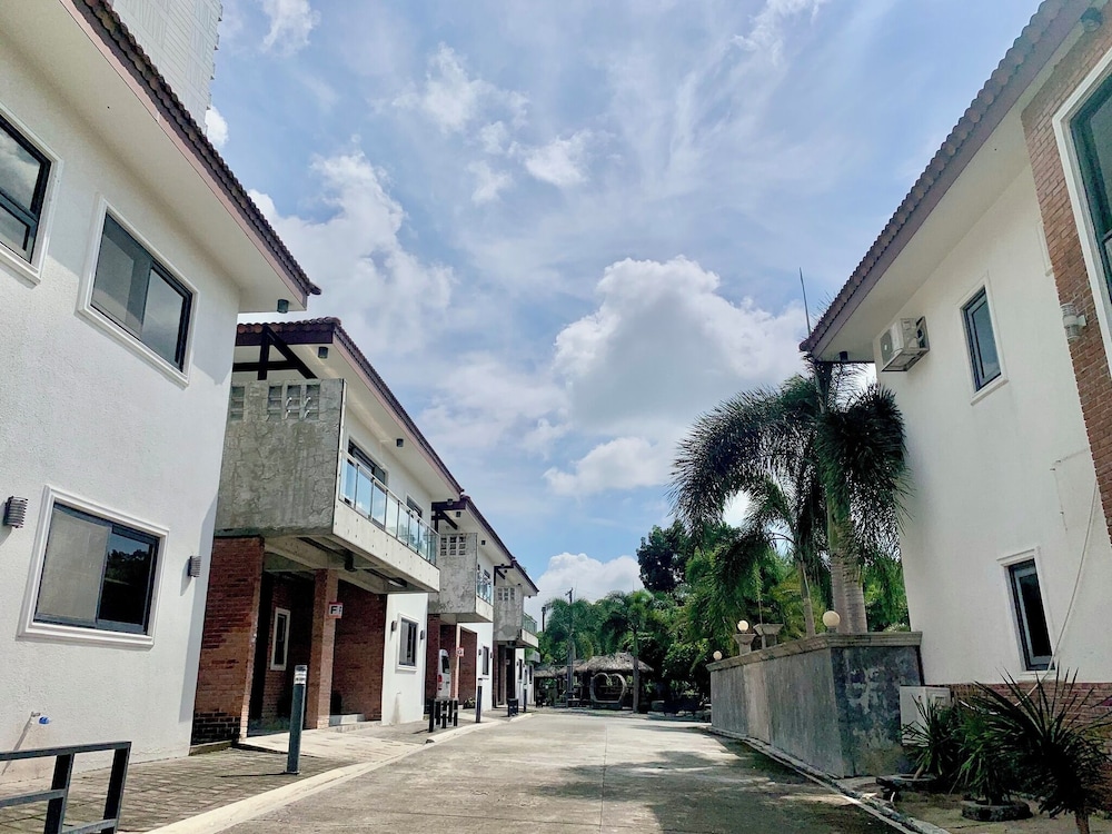 Koregon Hotel & Pool Villas in Mabalacat City, Philippines