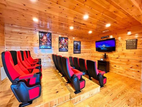 Luxury 4 Bdrms Views Theater Arcade Firepit — 4-Star Luxury Hotel in Gatlinburg, United States
