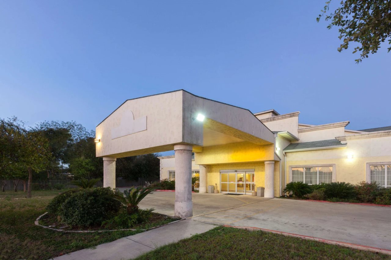 Days Inn by Wyndham San Antonio at Palo Alto - photo 3
