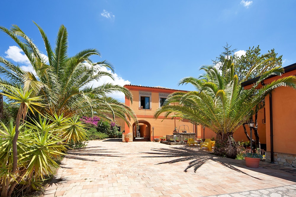Casale Romano Resort e Relais — hotel in Motta Camastra