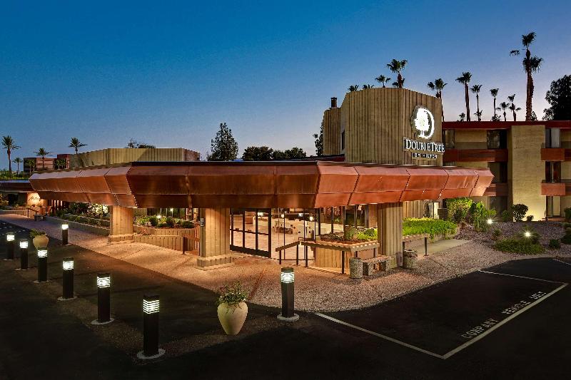 DoubleTree by Hilton Phoenix Tempe - carbon neutral hotel in Tempe
