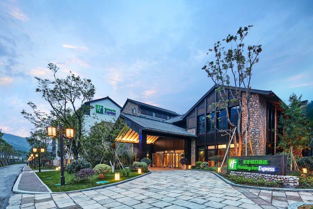Holiday Inn Express Zhejiang Qianxia Lake by IHG in Lishui, People's Republic of China