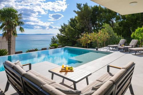 Seaview Villa ABA with 38sqm heated infinity pool 4 bedrooms Media room 150m from sea — 4-Star Luxury Hotel in Podstrana, Croatia