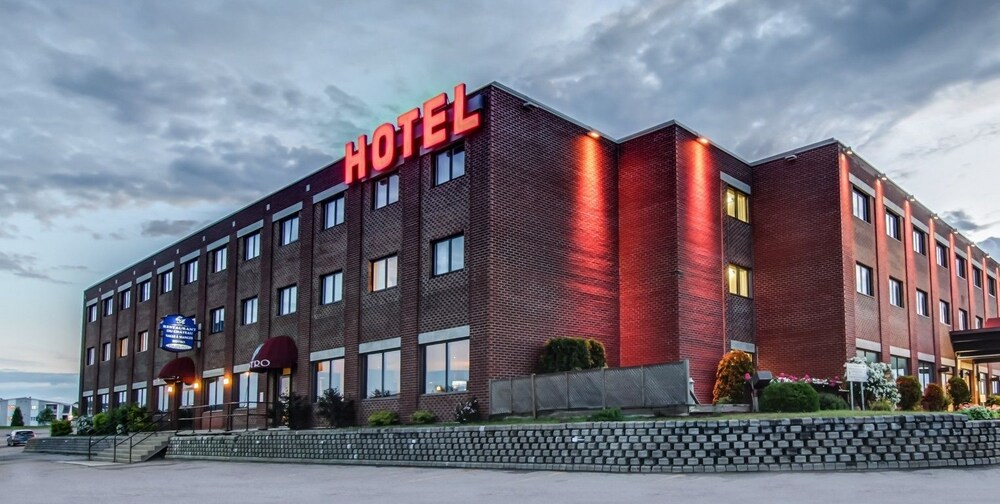 Chateau Roberval - carbon neutral hotel in Roberval