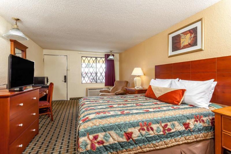 Knights Inn Seymour - photo 8