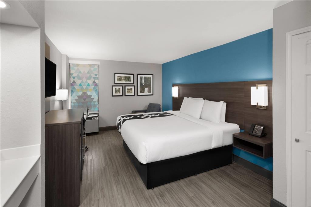 La Quinta Inn & Suites by Wyndham Houston Stafford Sugarland - photo 13