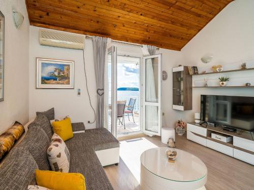 Indy's Beach Apartments Two Bedroom Apartment with Balcony and Sea View