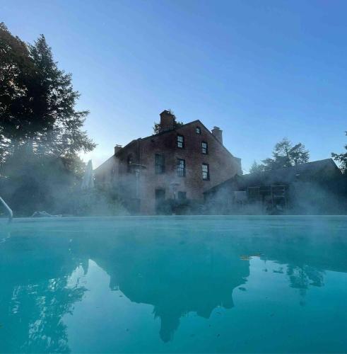 The Historic Jesse Buel Farmhouse w Heated Pool — 4-Star Luxury Hotel in Albany, United States