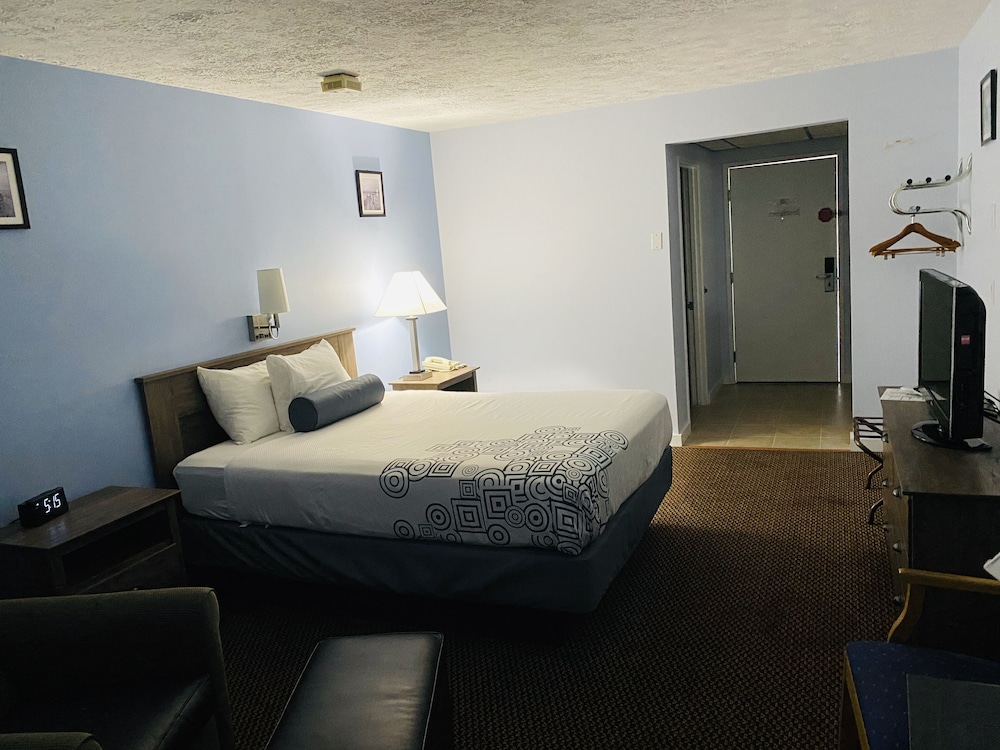 Fleetwood Inn & Suites - photo 10