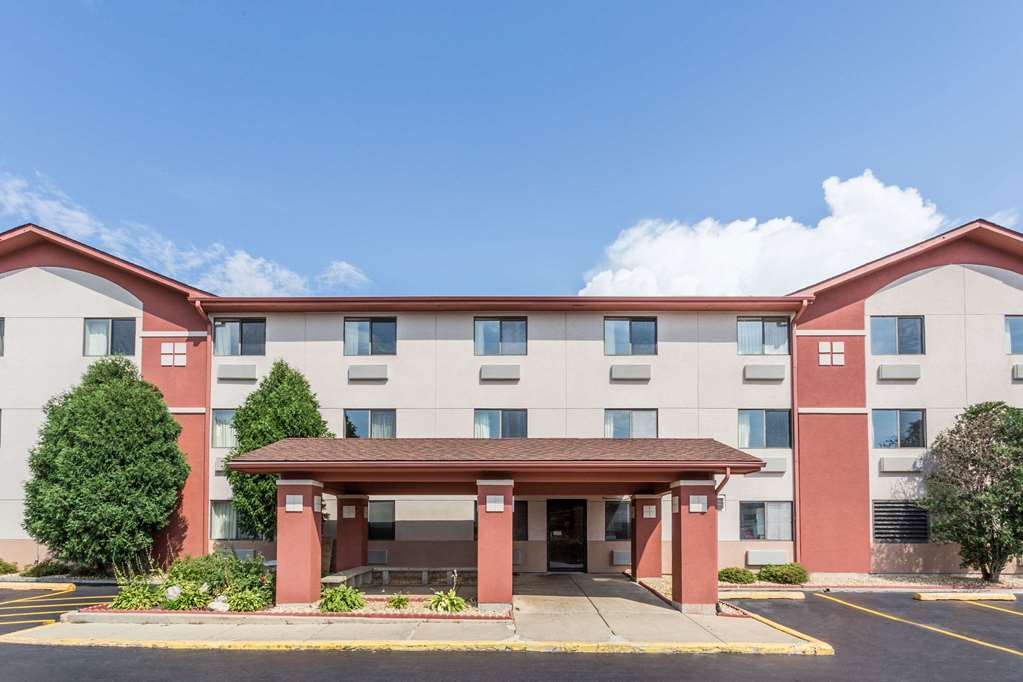 Super 8 by Wyndham St. Charles - featured photo