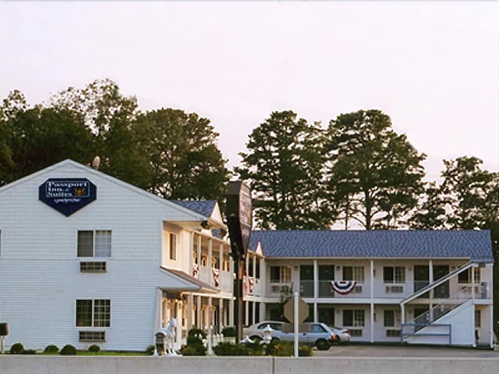 Passport Inn & Suites - photo 25