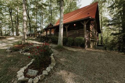 Southern Oak Cabin Newly Remodeled Close to all attractions — 4-Star Luxury Hotel in Sevierville, United States