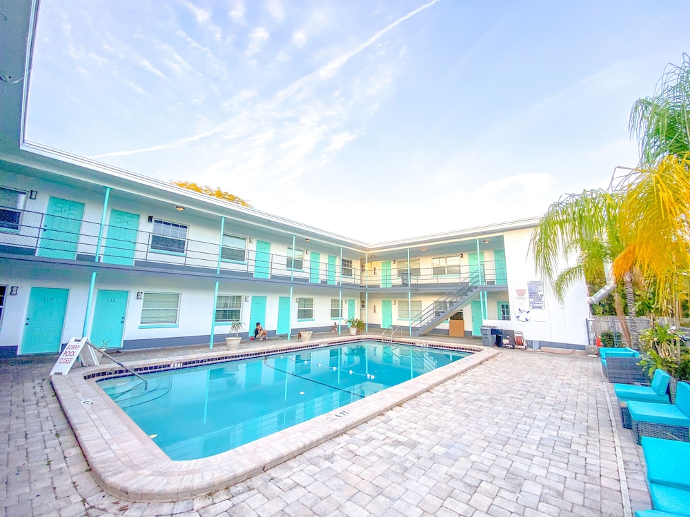 Uptown Inn & Suites - photo 36
