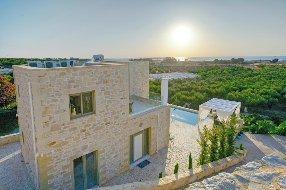 Koukis Villa With Sea View — 4-Star Luxury Hotel in Kissamos, Greece