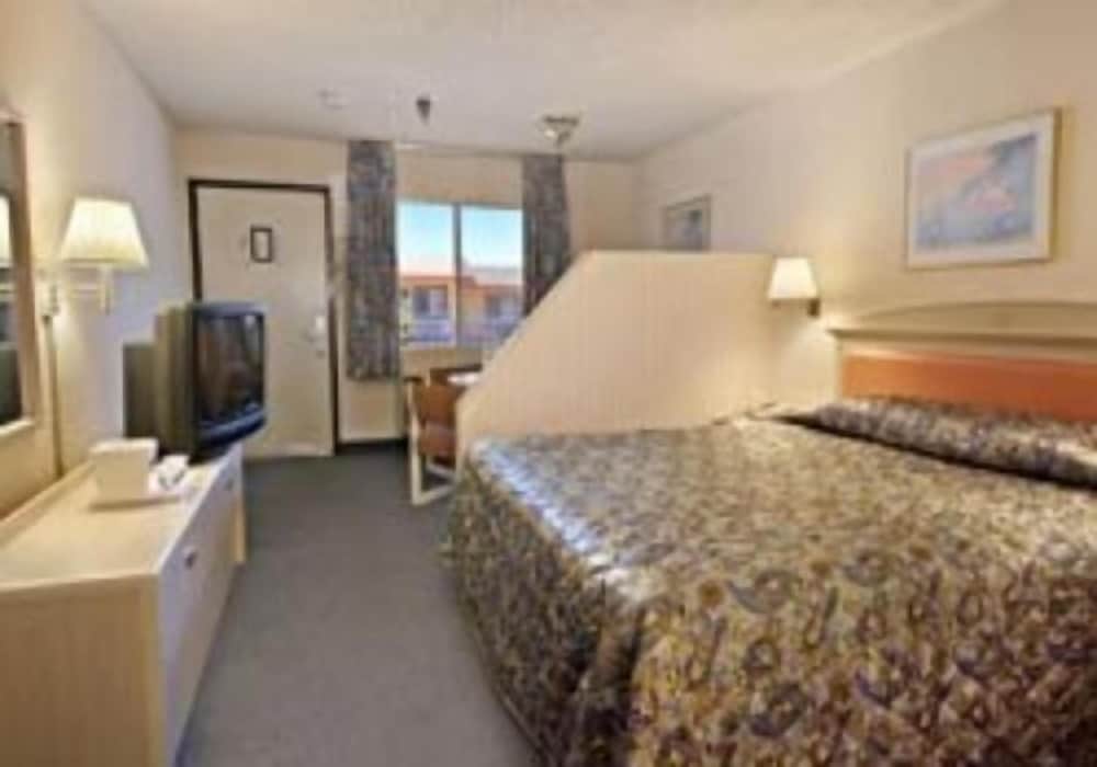 Hilltop Inn & Suites - photo 7