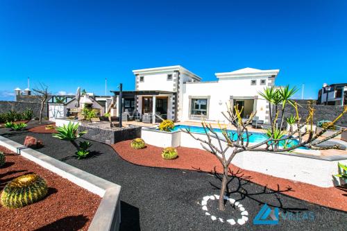Casa Bonita LH144 By Villas Now Ltd — 4-Star Luxury Hotel in Playa Blanca, Spain