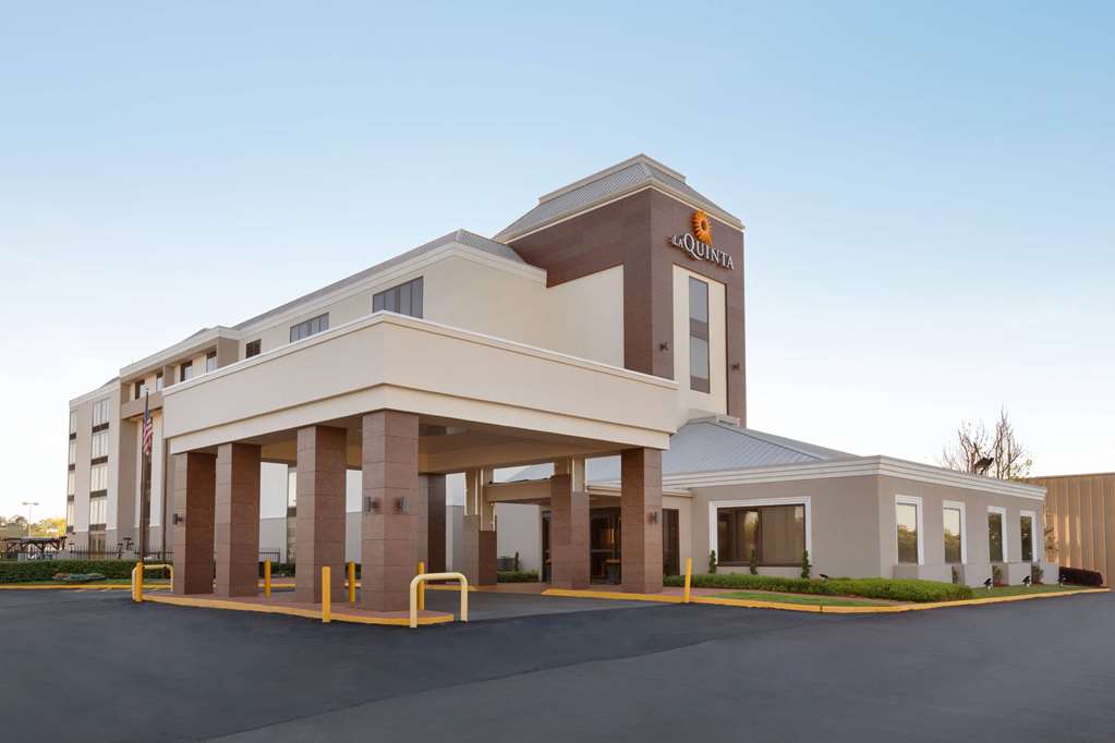 La Quinta Inn & Suites by Wyndham Dothan - featured photo