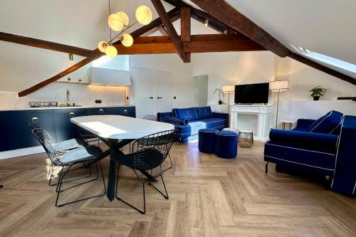 Bright Cocoon Top Floor Chez Ela in Fontainebleau, France