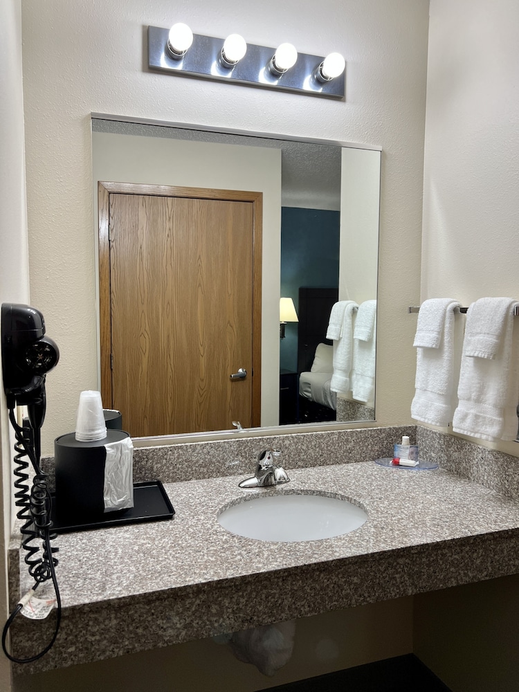 Reston Inn & Suites - photo 32