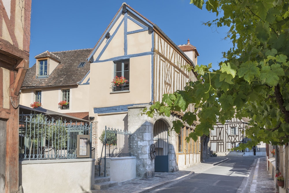 Hôtel Aux Vieux Remparts in Provins, France