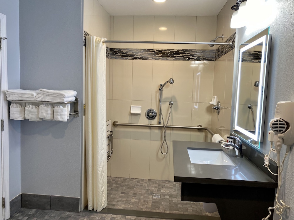 Aura Inn Monterey - photo 12