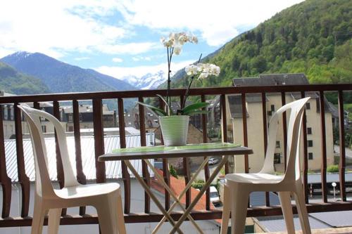 Luchon Plein Centre Ski Soleil Et Eaux Thermales 100m Remontee 400m Thermes in Bagneres-De-Luchon, France