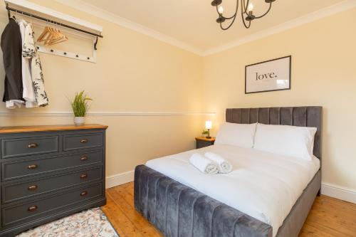 Newcombe Sleeps Up to 8 Close to Northampton Town Centre & Train Station Fast Wifi Free Parking SmartTV with Netflix by Centro Stays — 4-Star Luxury Hotel in Northampton, United Kingdom