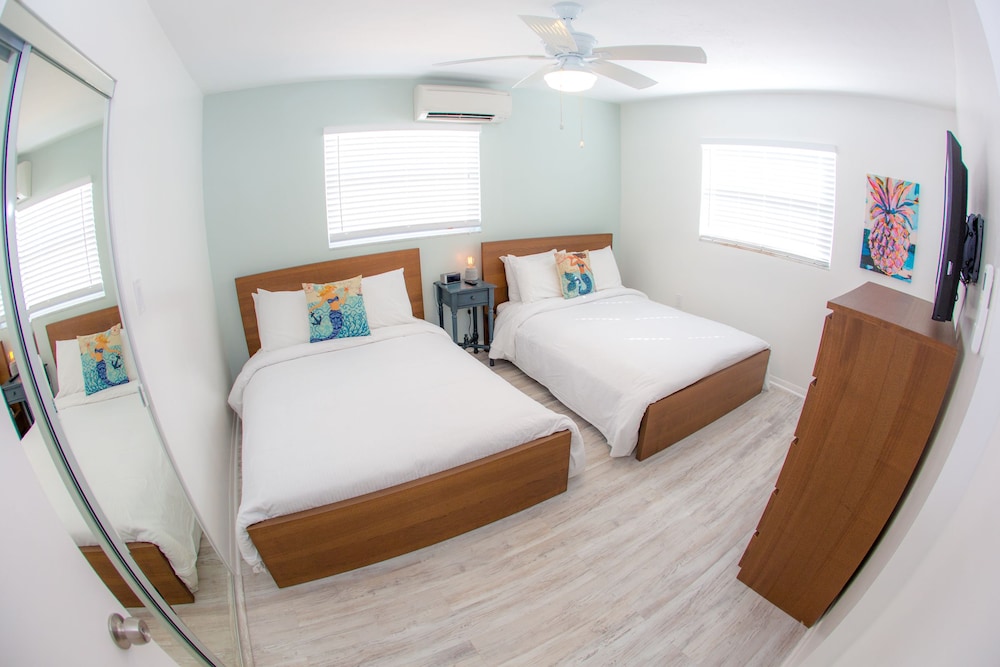 St Pete Beach Suites - photo 5