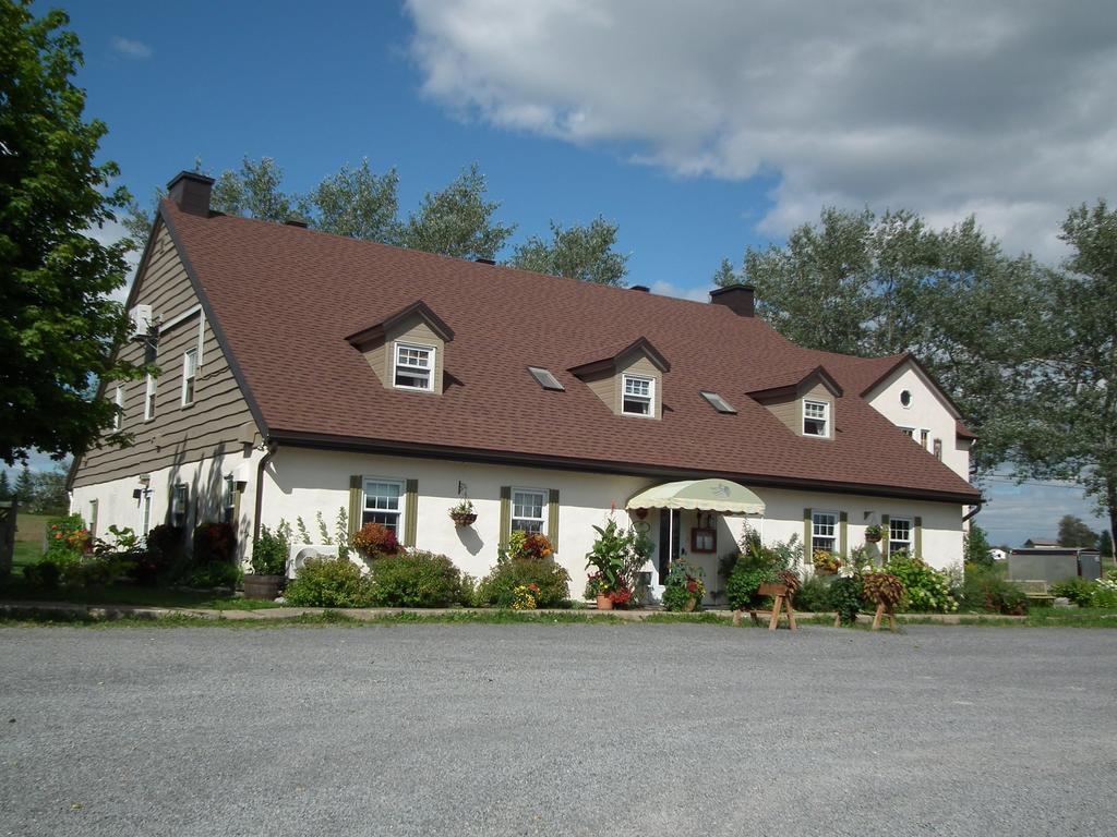 Auberge Le Canard Huppe — 4-Star Luxury Hotel in Saint-Laurent, Canada