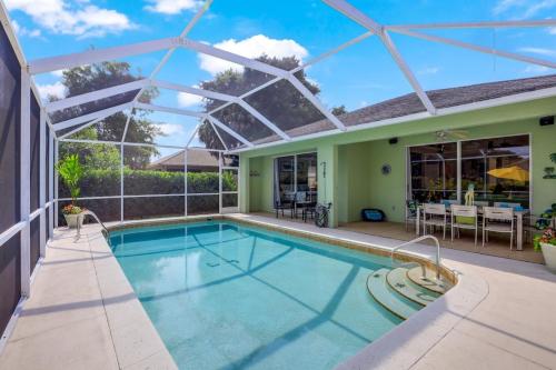 Spacious Beautiful 4 Bed 3 Bath Pool Near Beach in Naples, United States