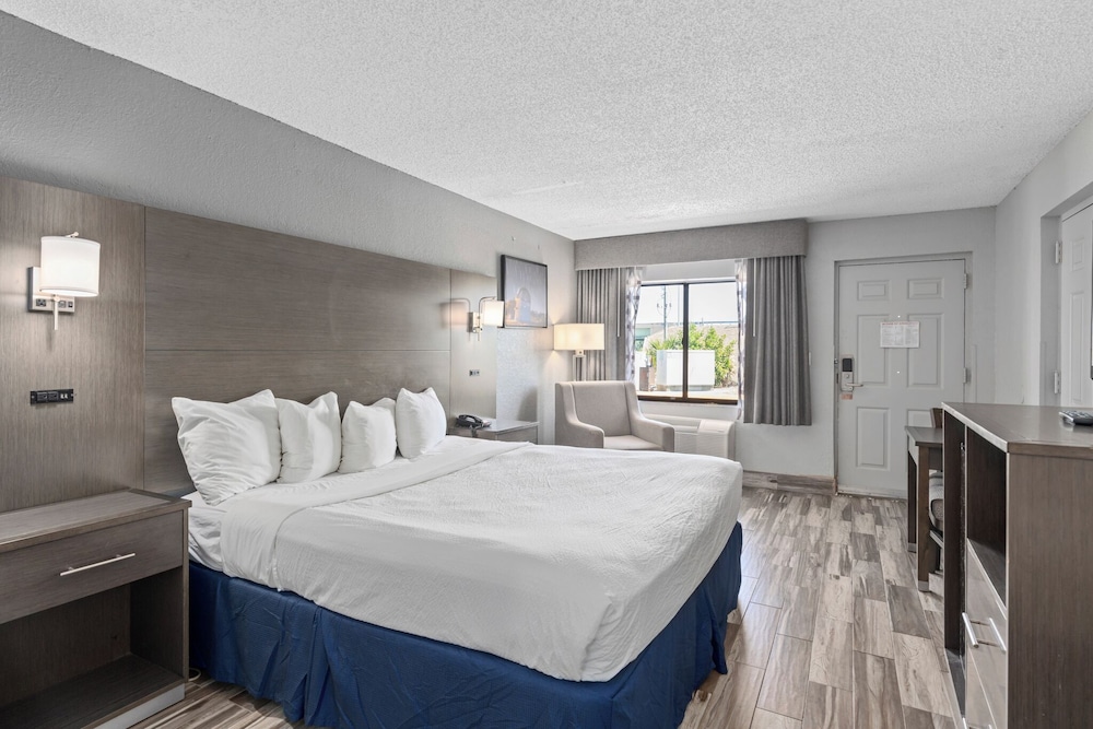Baymont by Wyndham Orlando East - photo 15