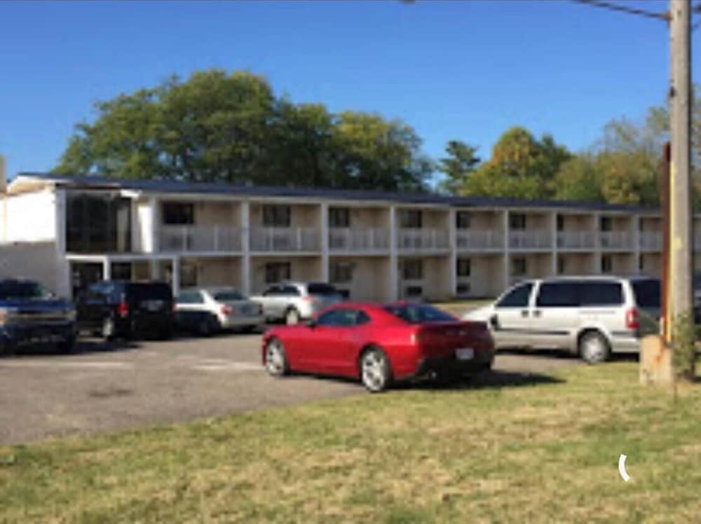 Economy Inn North Randall - photo 38