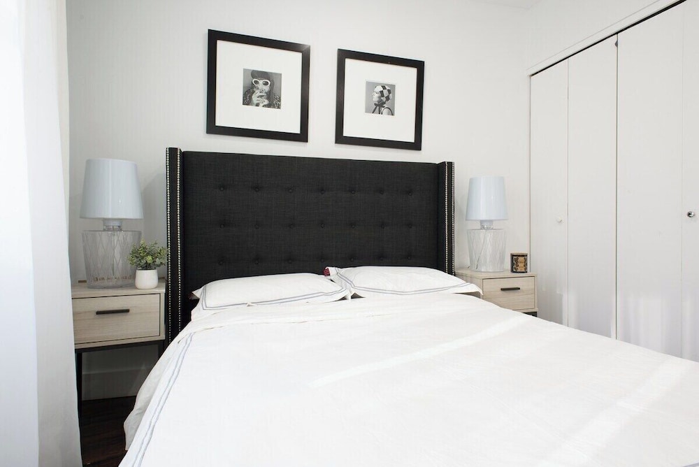 809 3B Columbus Circle W D new BLDG Balcony — 4-Star Luxury Hotel in New York City, United States